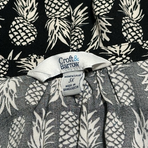 Split neck pleated sleeveless top in pineapple print, 3X, great condition! - Picture 4 of 5